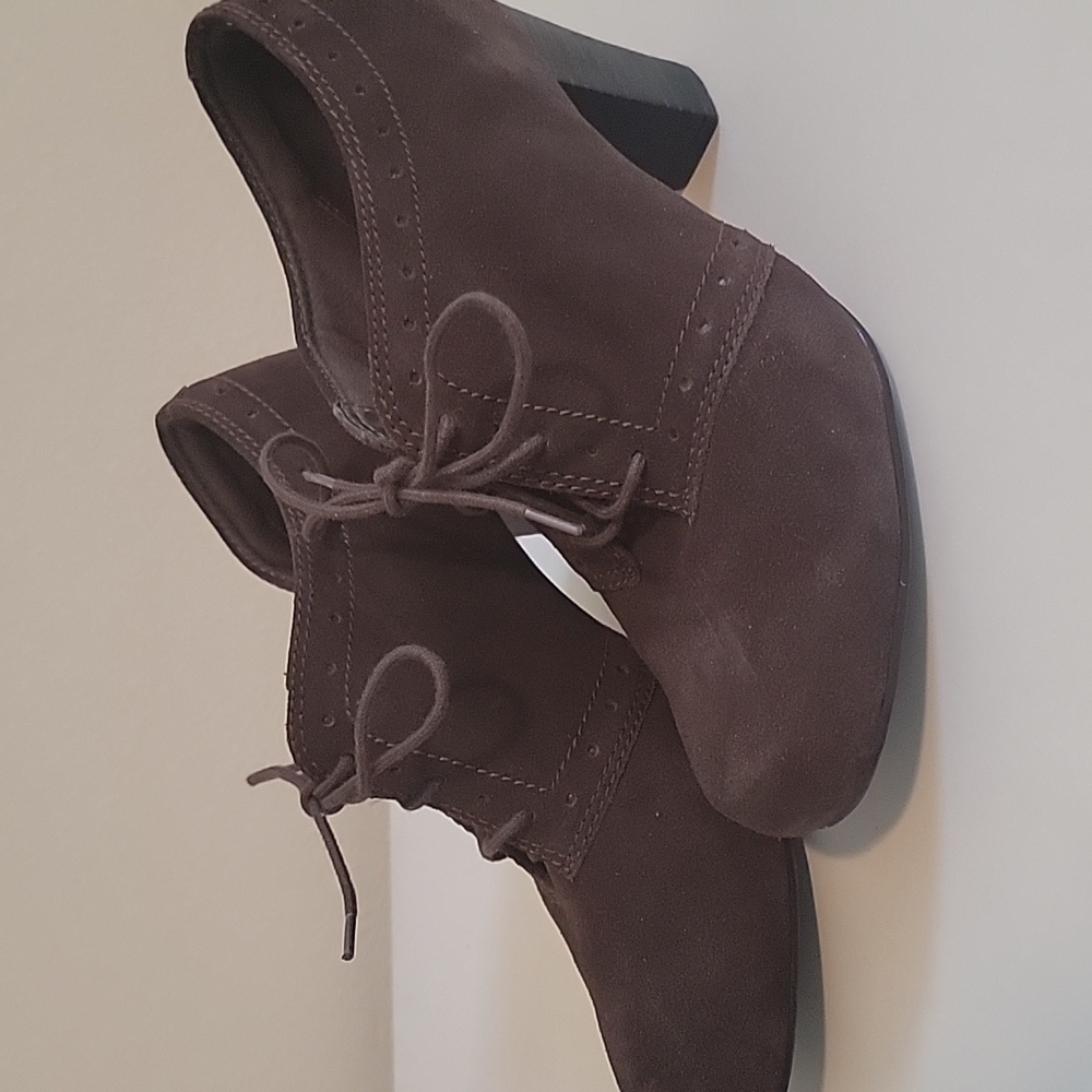 Clarks women's ankle boots size 9.5 suede brown